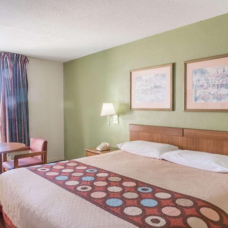 Super 8 By Wyndham Tifton Hotel Bagian luar foto
