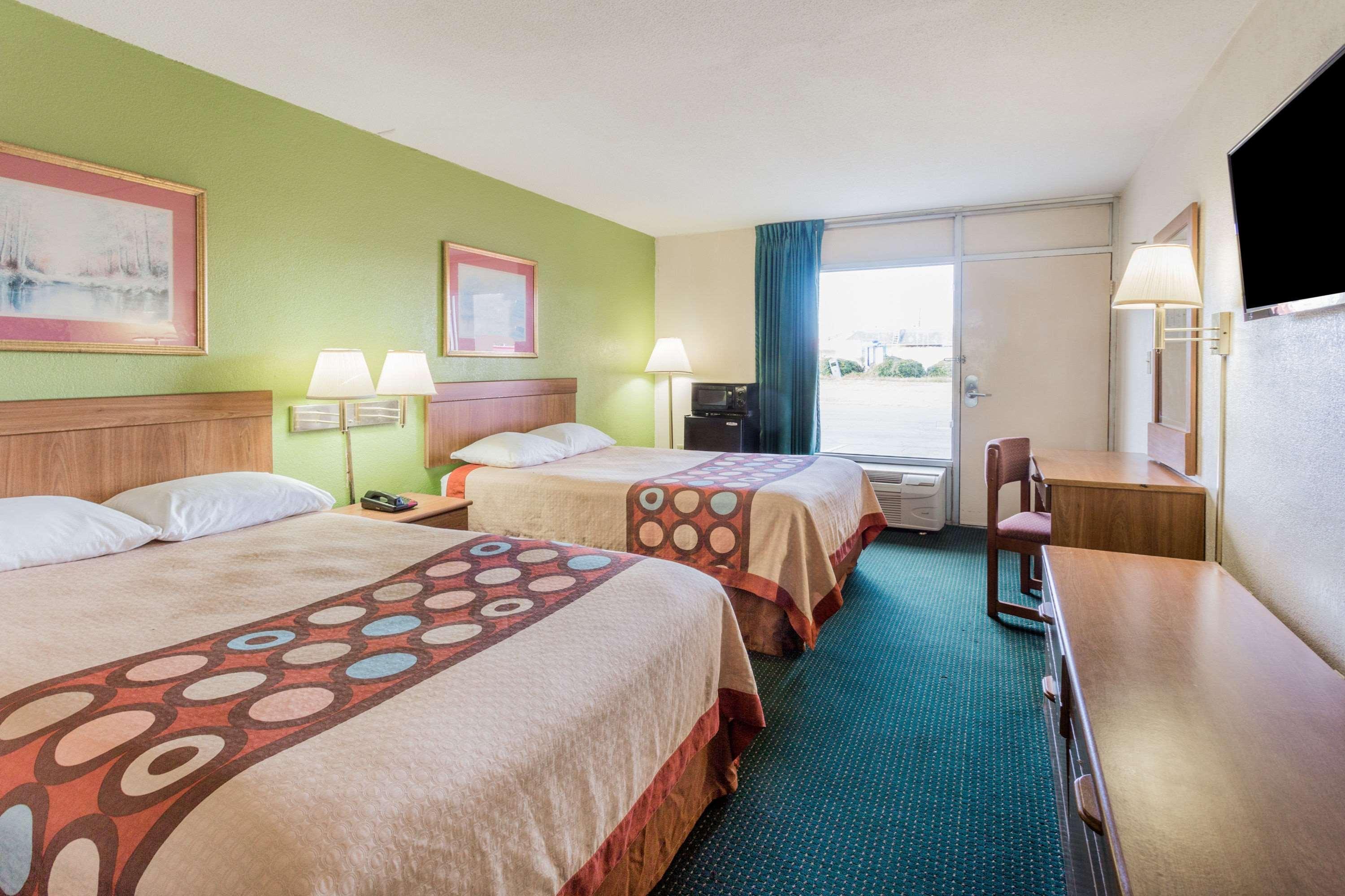 Super 8 By Wyndham Tifton Hotel Bagian luar foto
