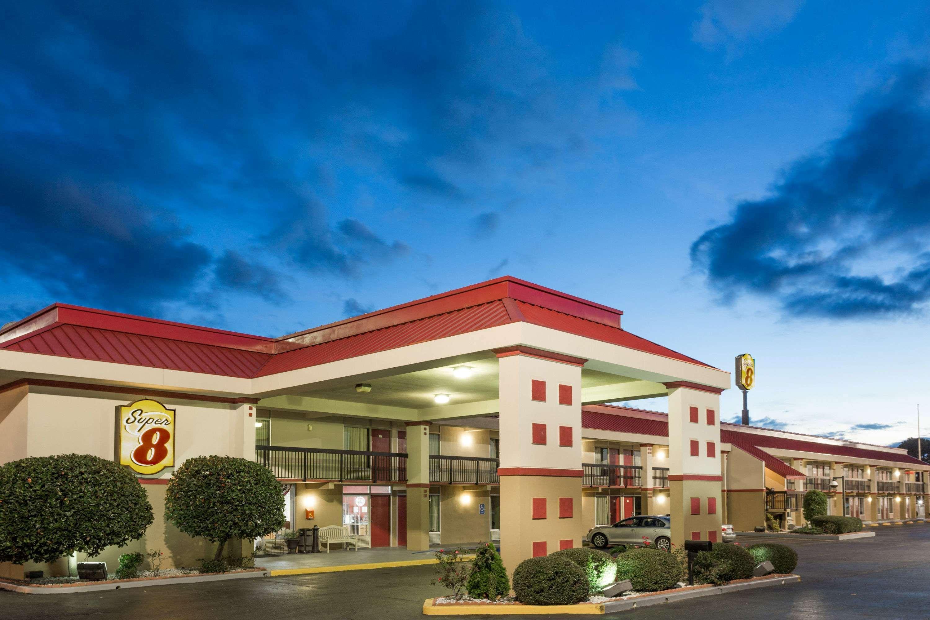 Super 8 By Wyndham Tifton Hotel Bagian luar foto