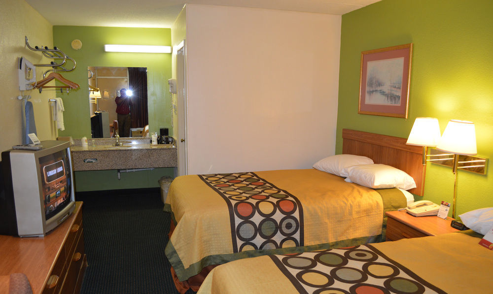 Super 8 By Wyndham Tifton Hotel Bagian luar foto