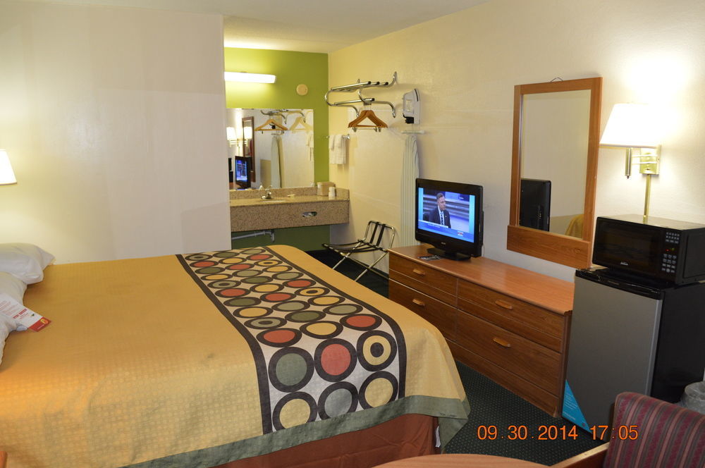 Super 8 By Wyndham Tifton Hotel Bagian luar foto