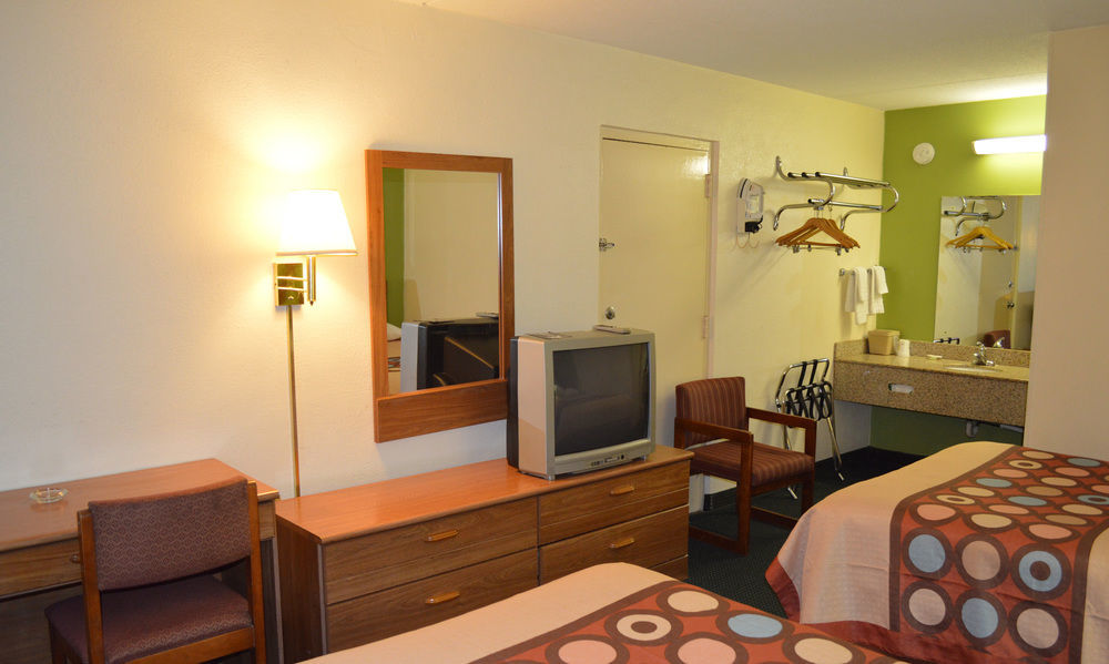 Super 8 By Wyndham Tifton Hotel Bagian luar foto