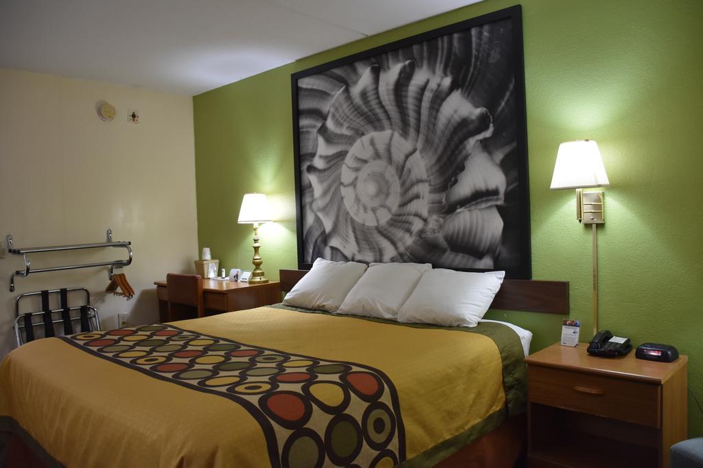 Super 8 By Wyndham Tifton Hotel Bagian luar foto