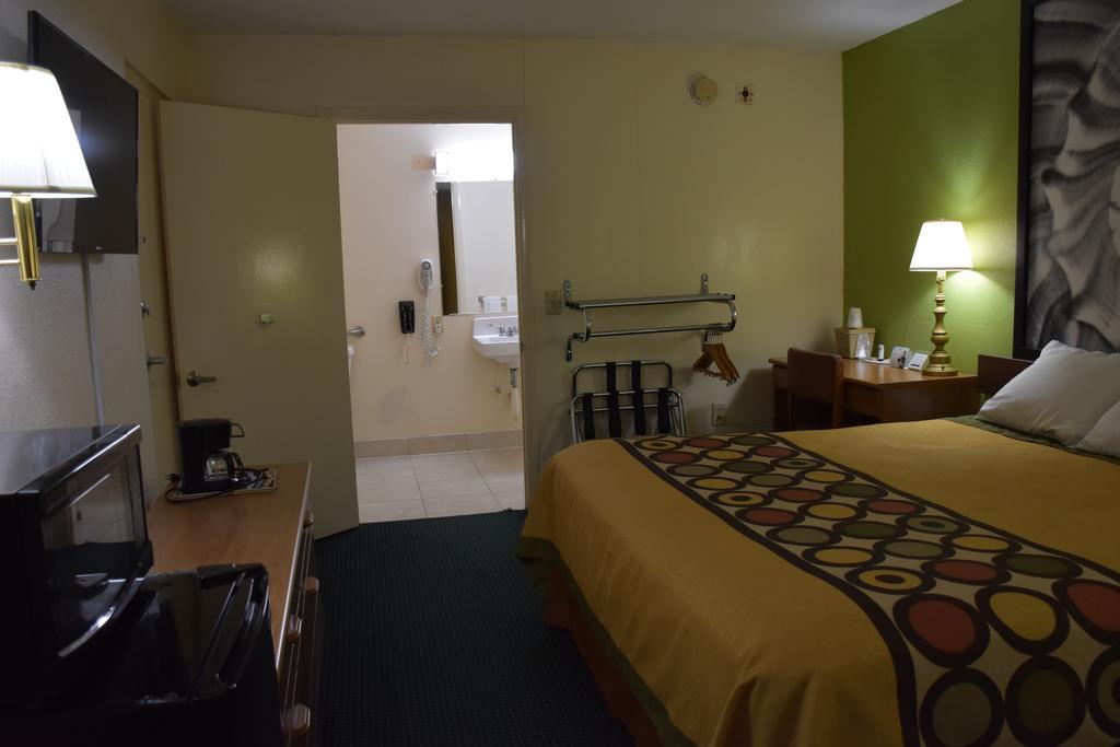 Super 8 By Wyndham Tifton Hotel Bagian luar foto