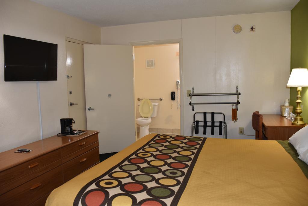 Super 8 By Wyndham Tifton Hotel Bagian luar foto