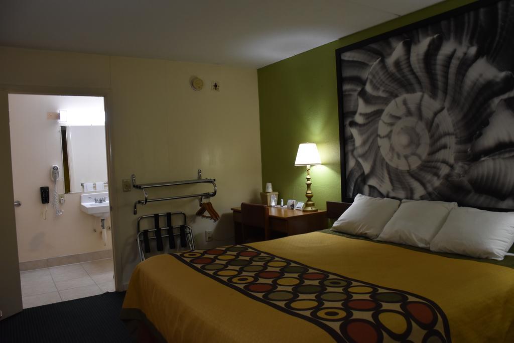 Super 8 By Wyndham Tifton Hotel Bagian luar foto