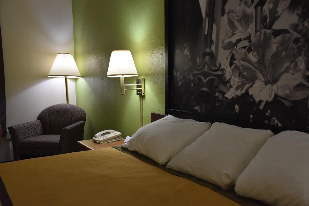 Super 8 By Wyndham Tifton Hotel Bagian luar foto