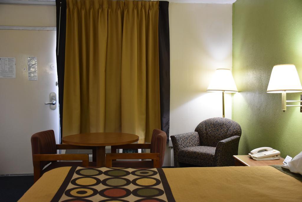 Super 8 By Wyndham Tifton Hotel Bagian luar foto