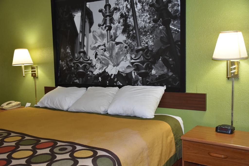 Super 8 By Wyndham Tifton Hotel Bagian luar foto