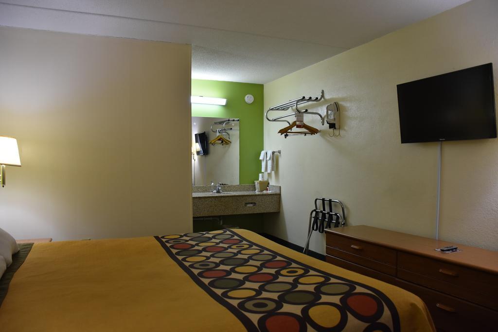 Super 8 By Wyndham Tifton Hotel Bagian luar foto