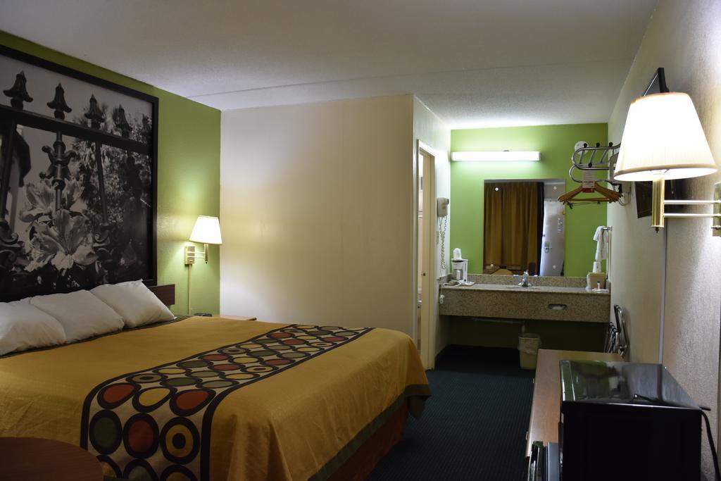 Super 8 By Wyndham Tifton Hotel Bagian luar foto
