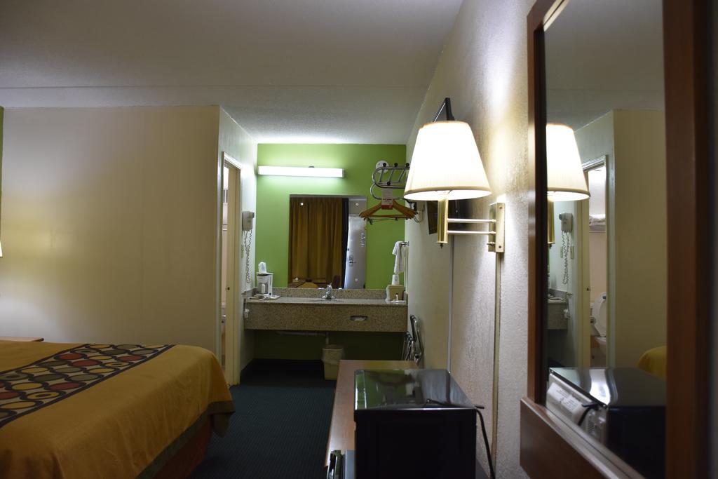Super 8 By Wyndham Tifton Hotel Bagian luar foto
