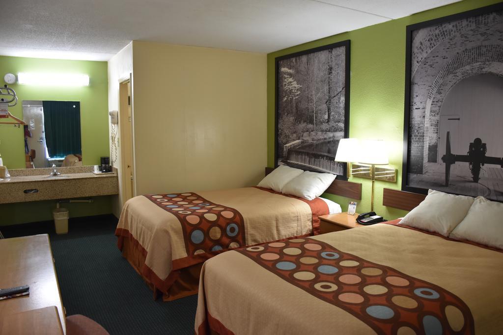 Super 8 By Wyndham Tifton Hotel Bagian luar foto