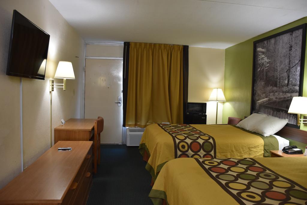 Super 8 By Wyndham Tifton Hotel Bagian luar foto
