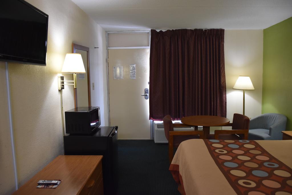 Super 8 By Wyndham Tifton Hotel Bagian luar foto