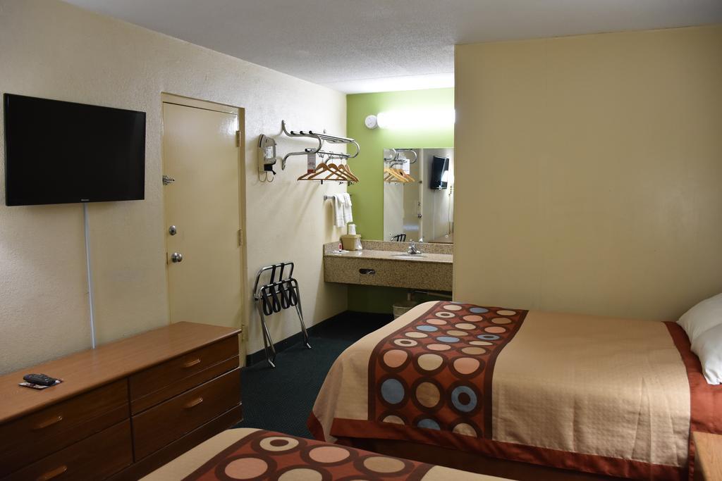 Super 8 By Wyndham Tifton Hotel Bagian luar foto