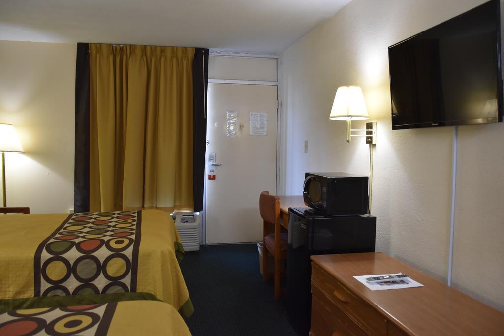 Super 8 By Wyndham Tifton Hotel Bagian luar foto