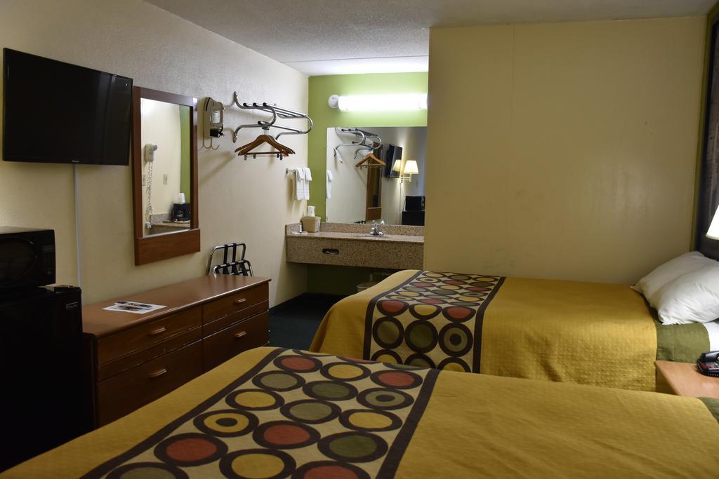 Super 8 By Wyndham Tifton Hotel Bagian luar foto