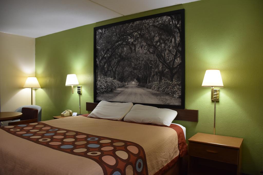 Super 8 By Wyndham Tifton Hotel Bagian luar foto