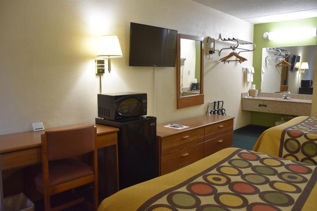Super 8 By Wyndham Tifton Hotel Bagian luar foto