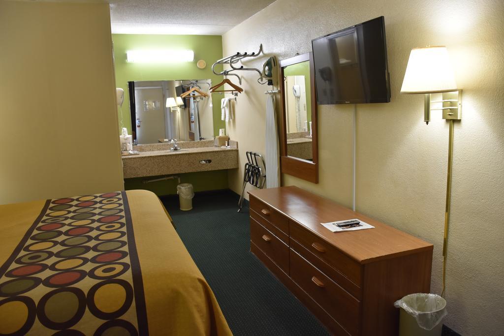 Super 8 By Wyndham Tifton Hotel Bagian luar foto