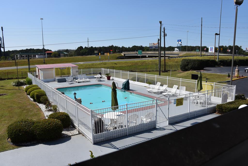 Super 8 By Wyndham Tifton Hotel Bagian luar foto
