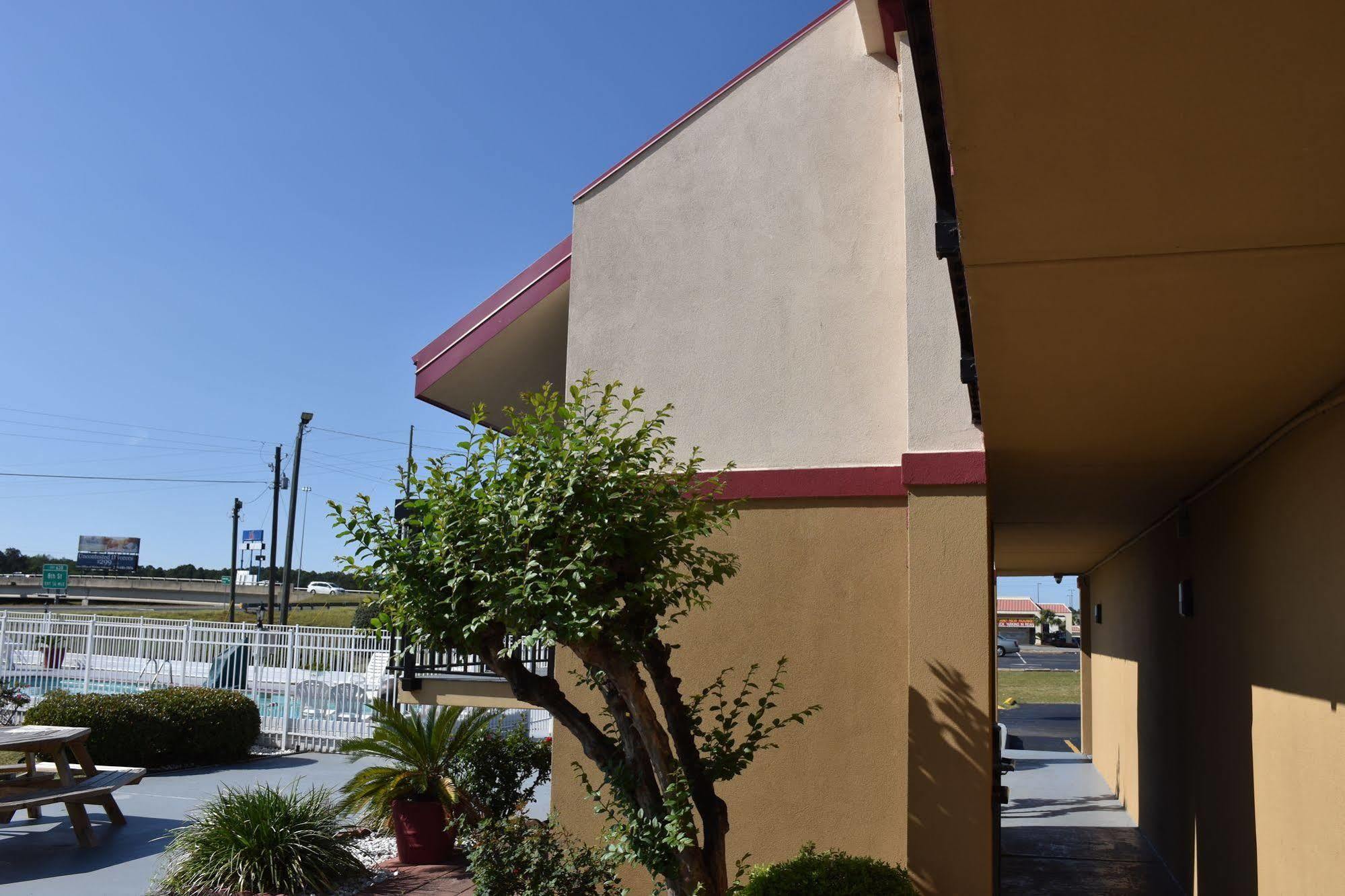 Super 8 By Wyndham Tifton Hotel Bagian luar foto